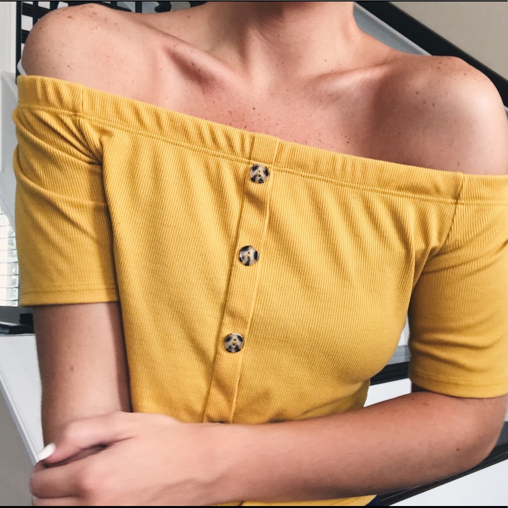 Off the Shoulder Top 💛